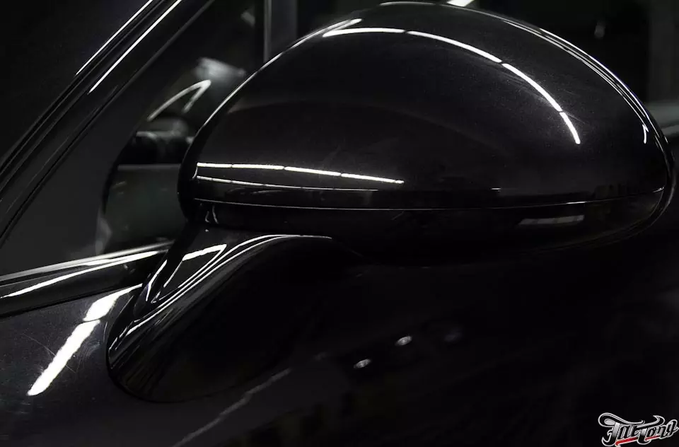 Porsche Cayenne. Окрас нижнего текстурного пластика в цвет кузова и окрас масок фар в черный глянец.